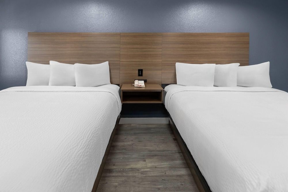 Days Inn by Wyndham Arroyo Grande/Pismo Beach Room, 2 Queen Beds, Non Smoking 4