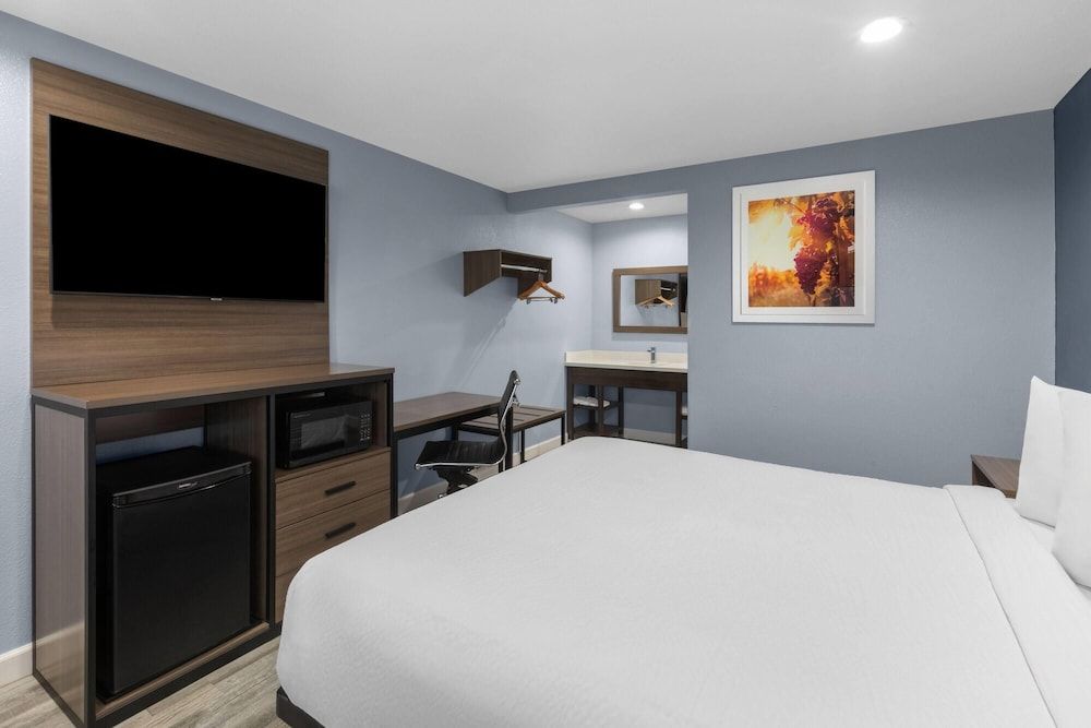 Days Inn by Wyndham Arroyo Grande/Pismo Beach Room, 1 Queen Bed, Non Smoking 5