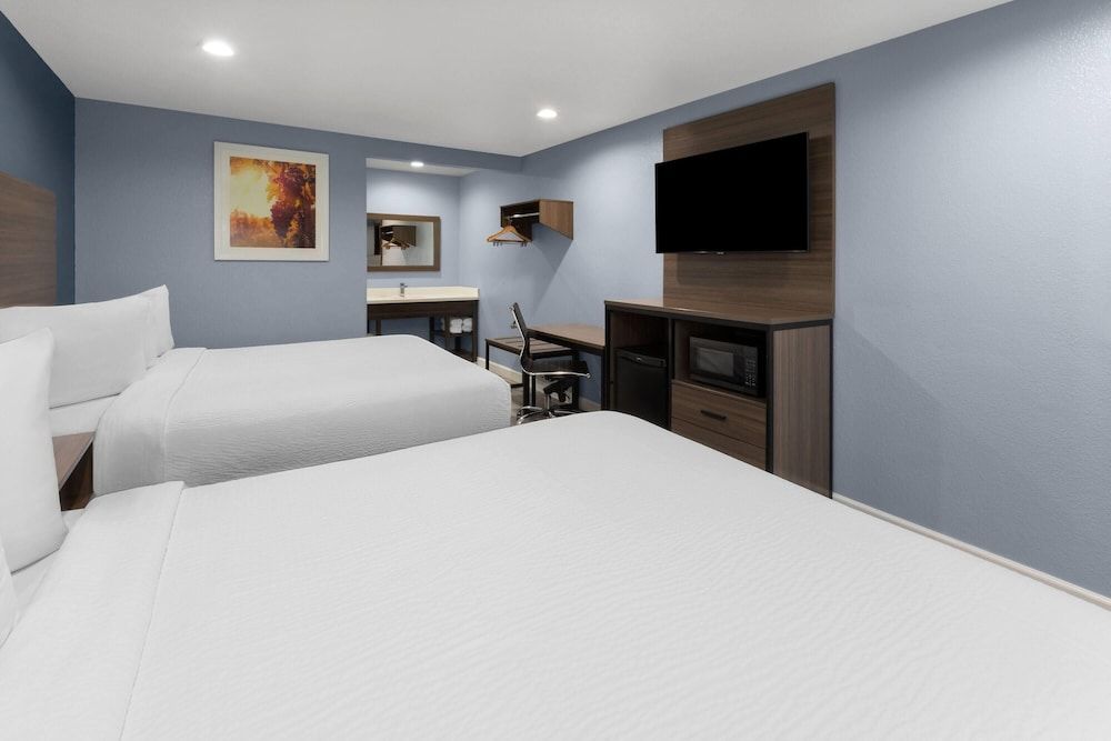 Days Inn by Wyndham Arroyo Grande/Pismo Beach Room, 2 Queen Beds, Non Smoking 7