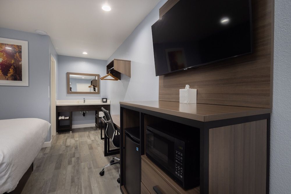 Days Inn by Wyndham Arroyo Grande/Pismo Beach Room, 2 Queen Beds, Non Smoking 12