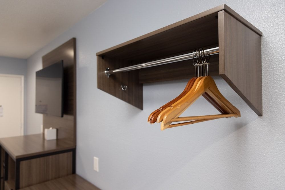 Days Inn by Wyndham Arroyo Grande/Pismo Beach Room, 1 Queen Bed, Non Smoking 12