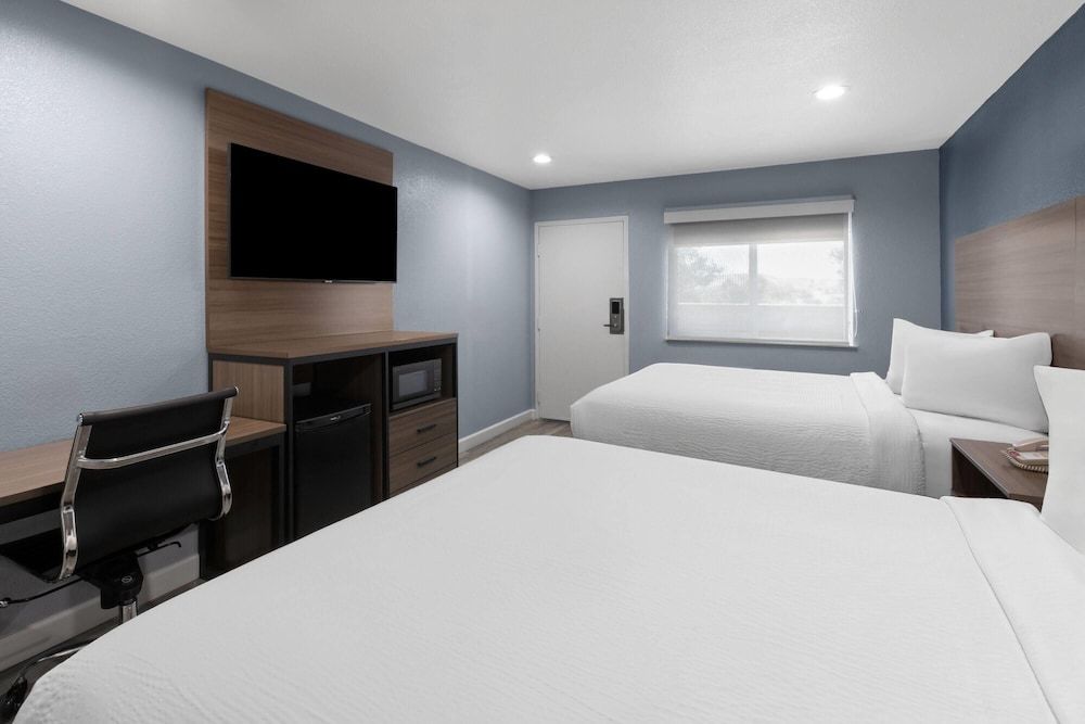 Days Inn by Wyndham Arroyo Grande/Pismo Beach Room, 2 Queen Beds, Non Smoking 6