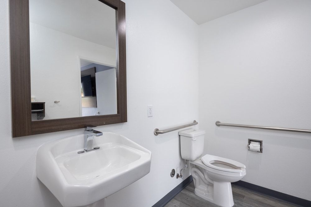 Days Inn by Wyndham Arroyo Grande/Pismo Beach Room, 1 Double Bed, Accessible, Non Smoking (Mobility, Tub w/ Grab Bars) 4