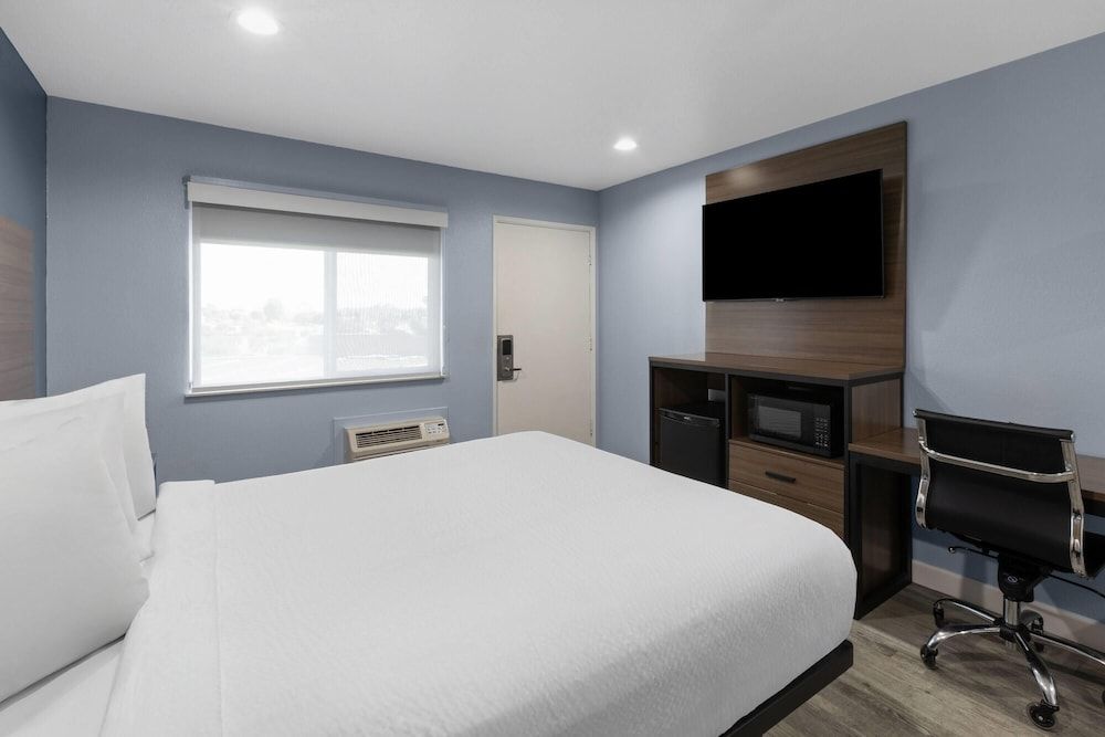 Days Inn by Wyndham Arroyo Grande/Pismo Beach Room, 1 Queen Bed, Non Smoking 6