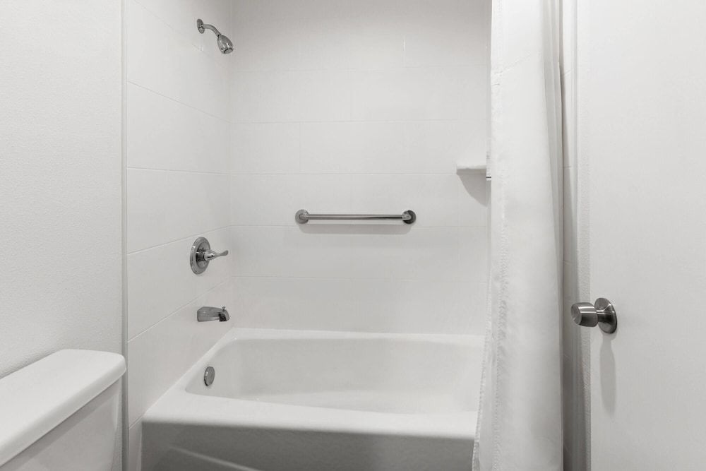 Days Inn by Wyndham Arroyo Grande/Pismo Beach Room, 1 Queen Bed, Non Smoking 9