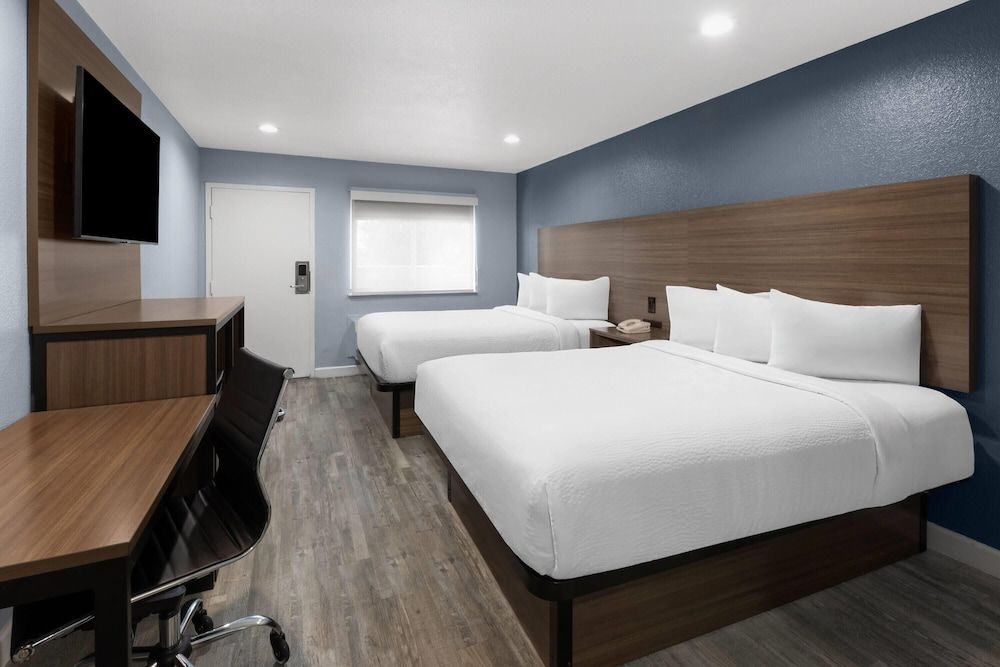 Days Inn by Wyndham Arroyo Grande/Pismo Beach Room, 2 Queen Beds, Non Smoking 5