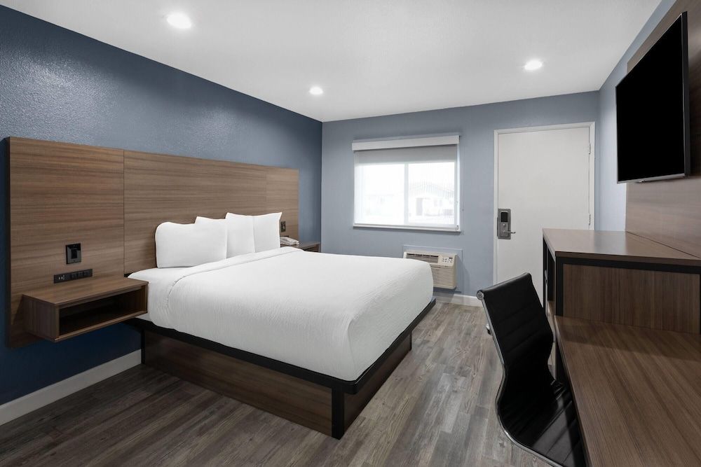 Days Inn by Wyndham Arroyo Grande/Pismo Beach Room, 1 Queen Bed, Non Smoking 4