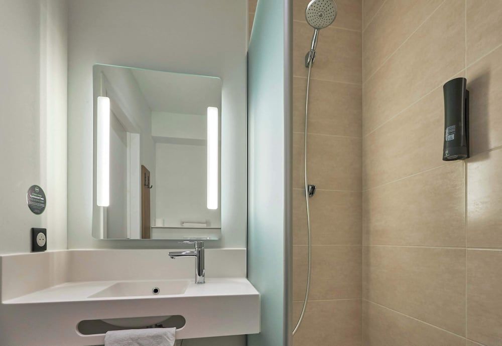 B&B HOTEL Ouistreham Twin Room 6