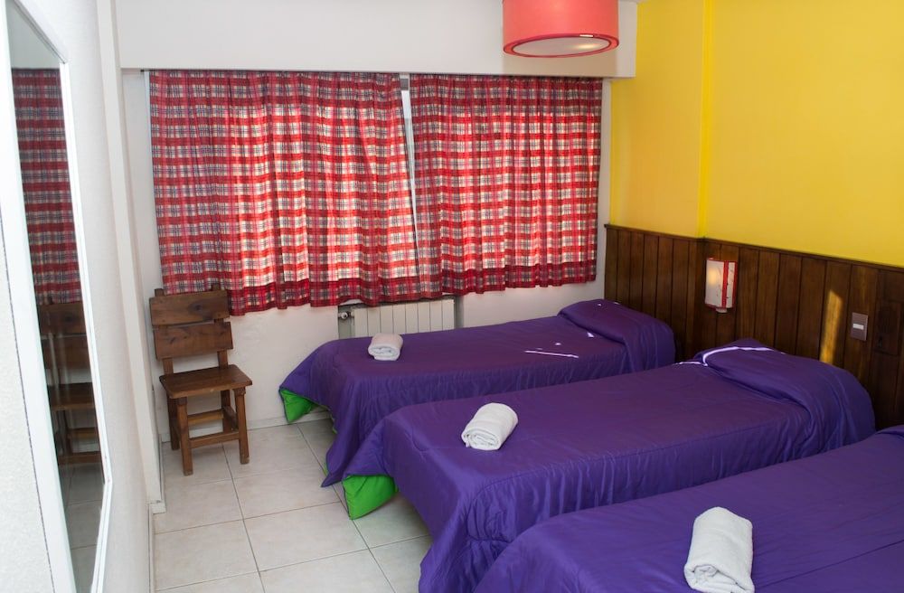 Marcopolo Inn Bariloche - Hostel Triple Room, 3 Twin Beds, Private Bathroom 8