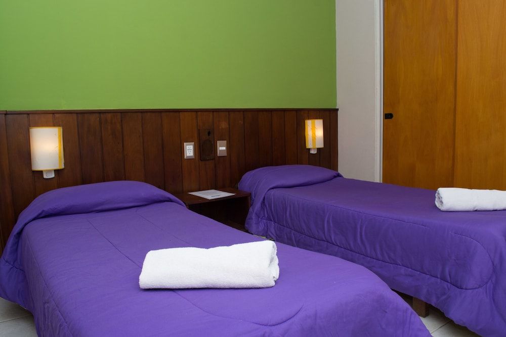 Marcopolo Inn Bariloche - Hostel Triple Room, 3 Twin Beds, Private Bathroom 9
