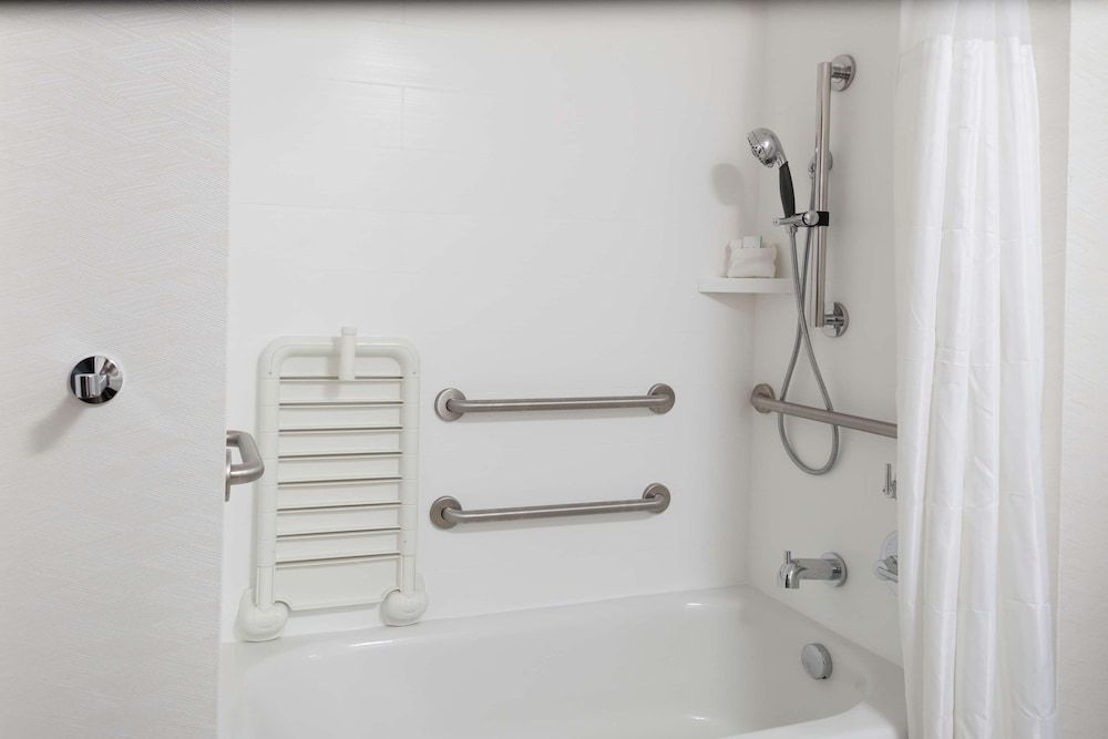 Room, 1 King Bed, Accessible, Pool View (Bathtub)