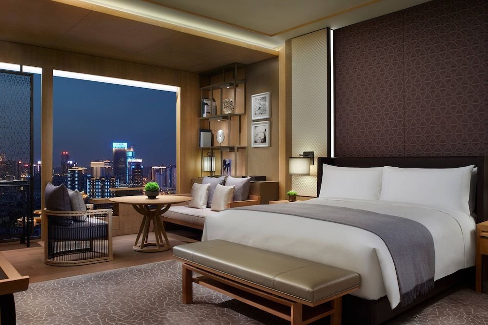 Club Room, 1 King Bed, Non Smoking, City View