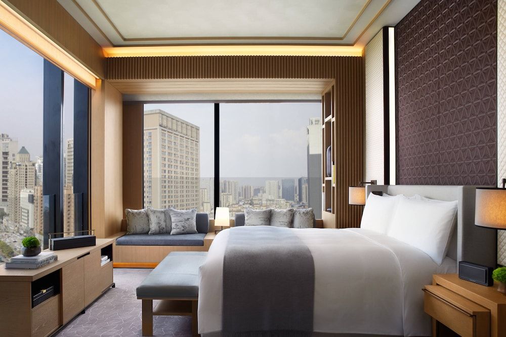 Club Suite, 1 King Bed, City View