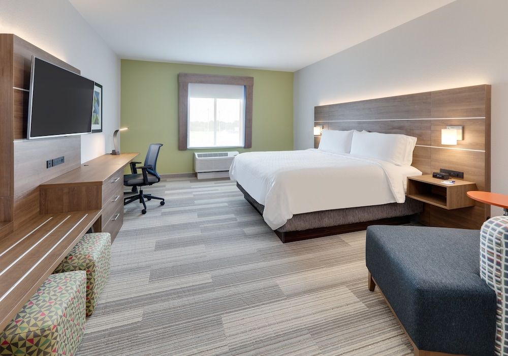 Suite, 1 King Bed, Accessible Bathtub (Communications)