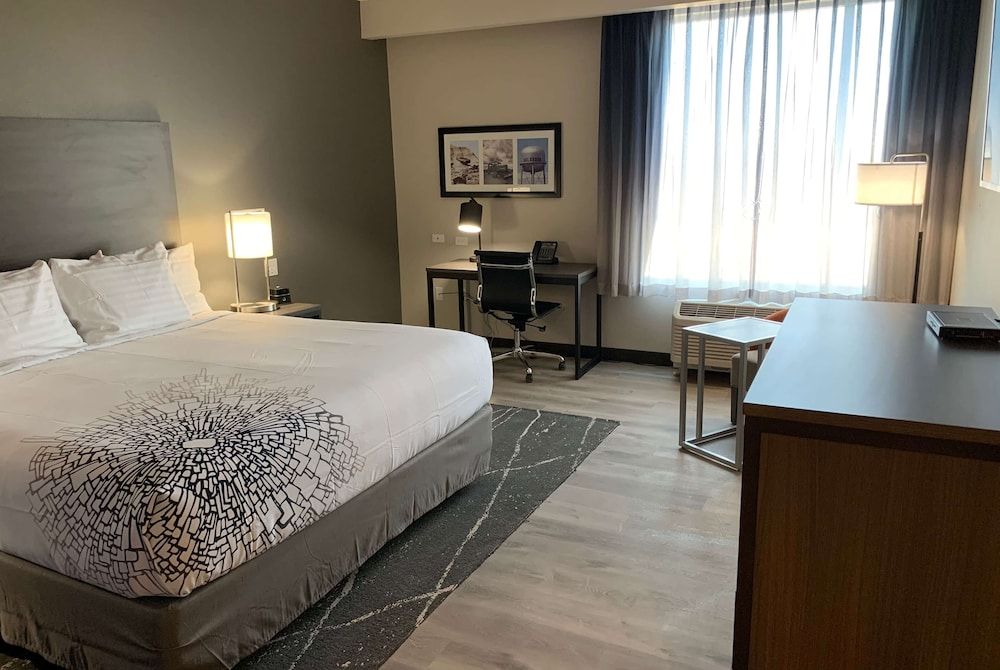 Suite, 1 King Bed, Accessible, Non Smoking (Mobility)