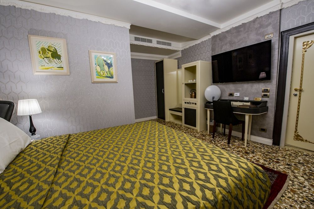 Superior Room, 1 King Bed, Canal View (San Salvador Canal view)