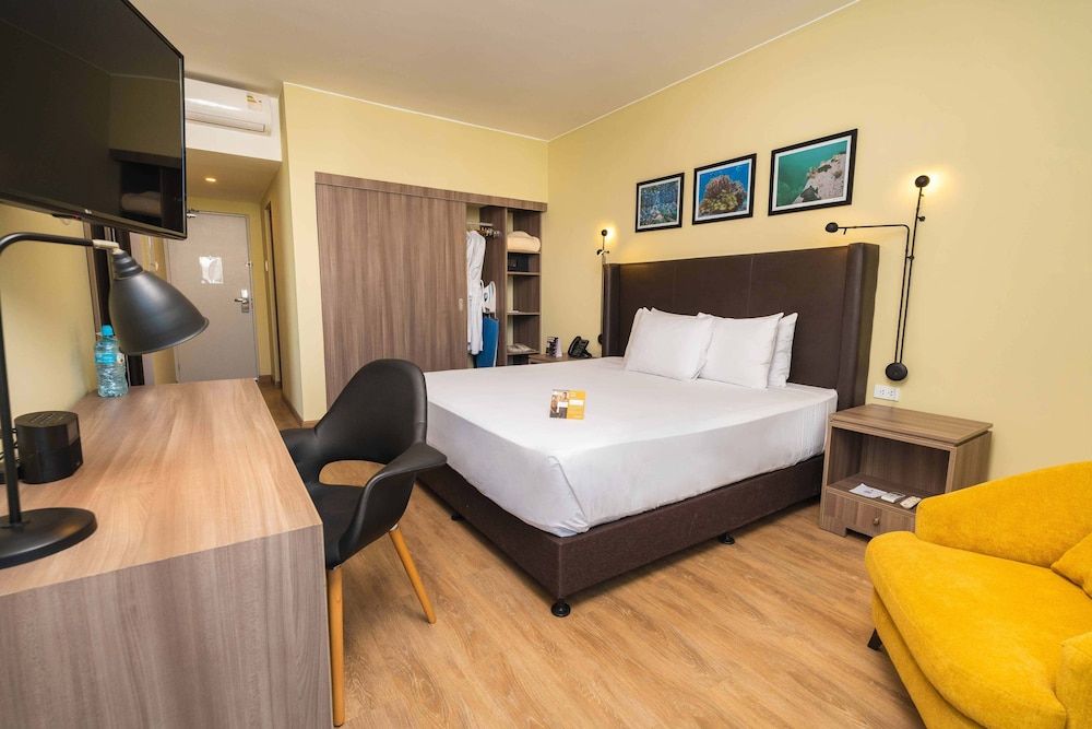 Suite, 1 King Bed, Sea View