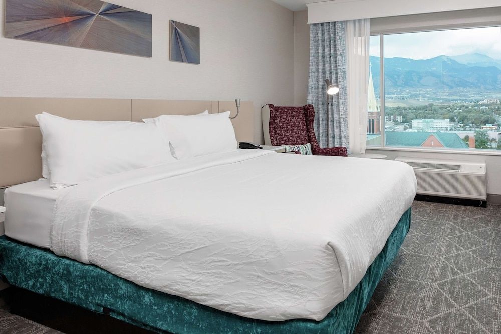 Room, 1 King Bed, Accessible, Mountain View (Hearing)