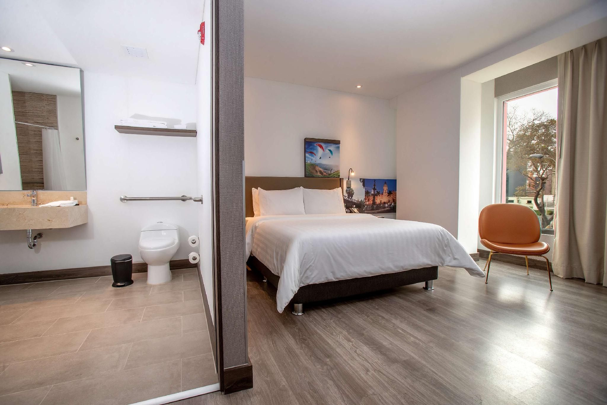 1 QUEEN ACCESSIBLE ROOM W/ ROLL-IN SHOWER NS