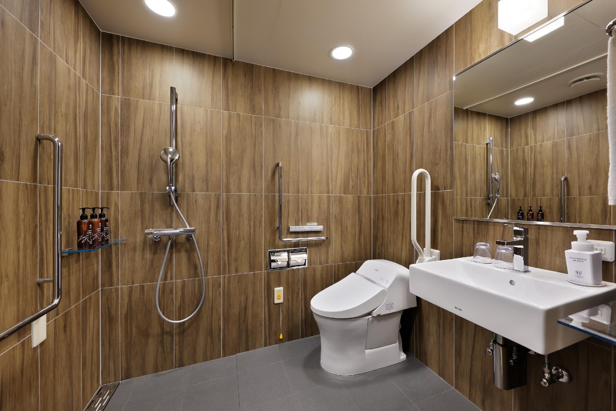 Gallery Floor Universal Room - Wheelchair Accessible