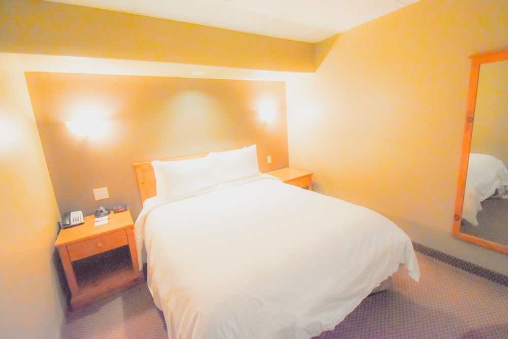 Queen & Sofa Suite