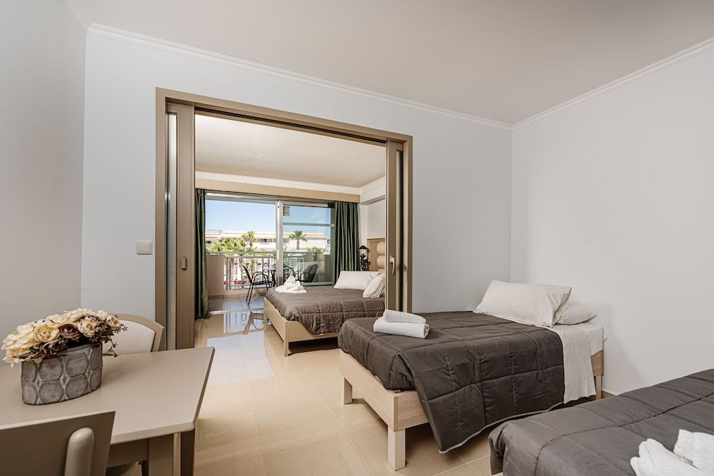 Family Room, 1 Bedroom, Pool View