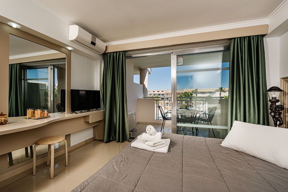 Family Room, 1 Bedroom, Pool View
