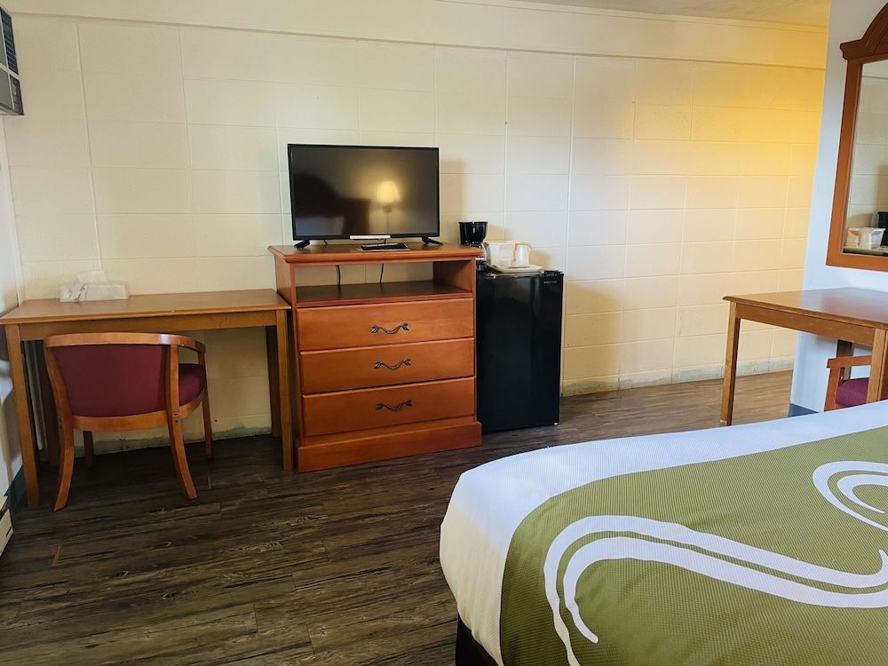 Basic Room, 1 Queen Bed