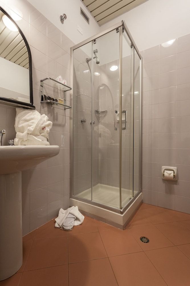 Albergo Vittoria Standard Double Room, 1 Double or 2 Twin Beds 4