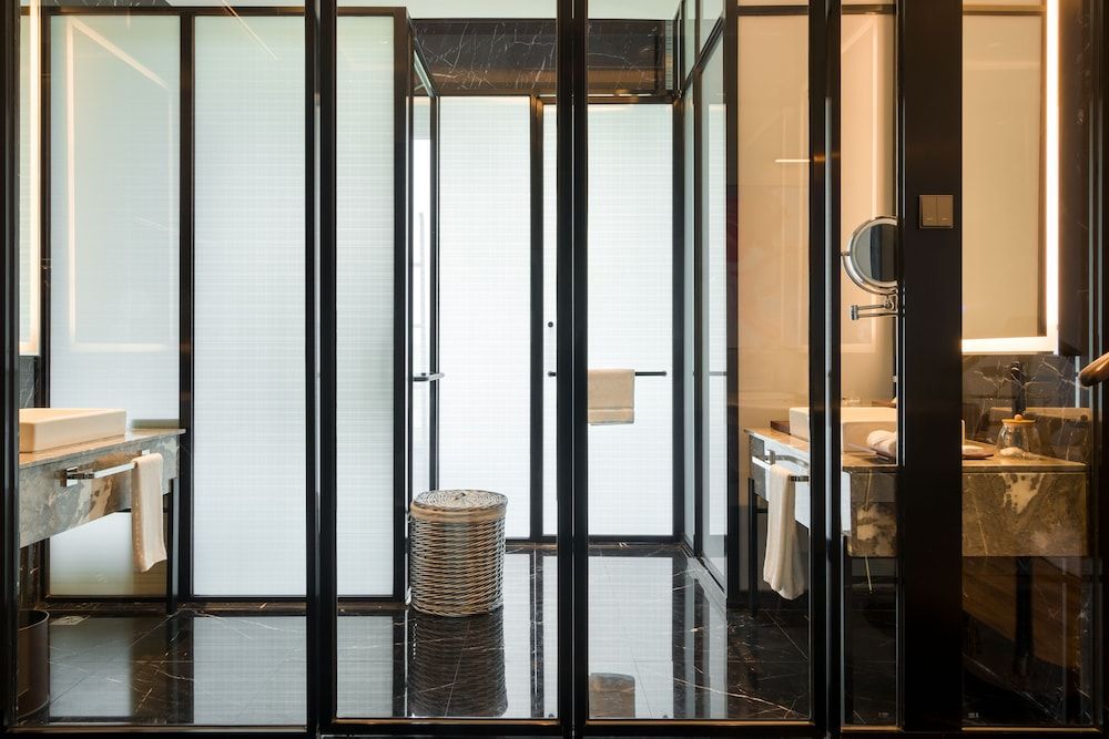 Executive Room, 1 King Bed, Pool View