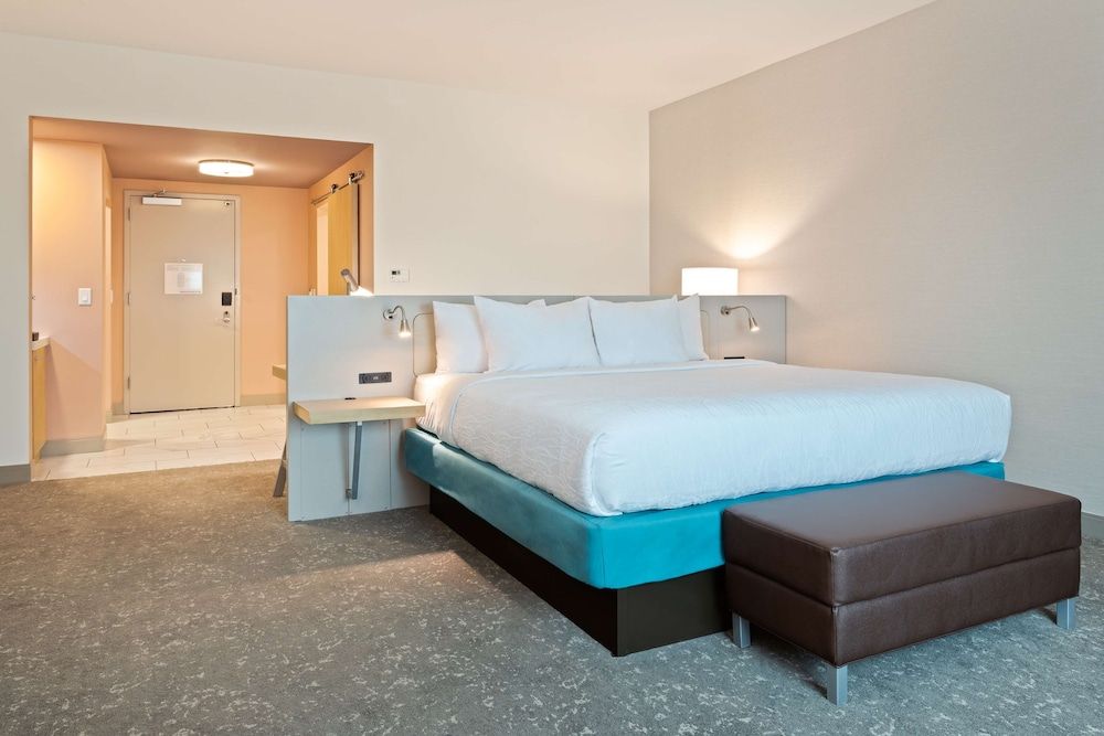 Room, 1 King Bed (Drinks & Snacks)