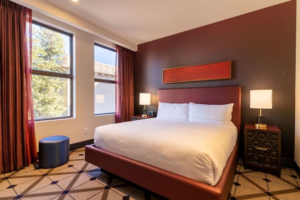 Room, 1 King Bed, Accessible, Bathtub (Mobility & Hearing)