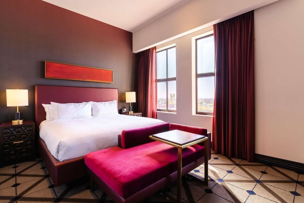 Room, 1 King Bed, Accessible, Bathtub (Mobility & Hearing)