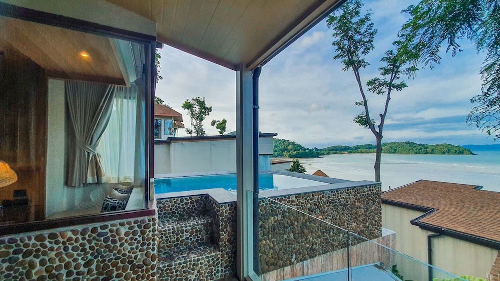 Sinae Phuket Studio Ocean View King bed 11