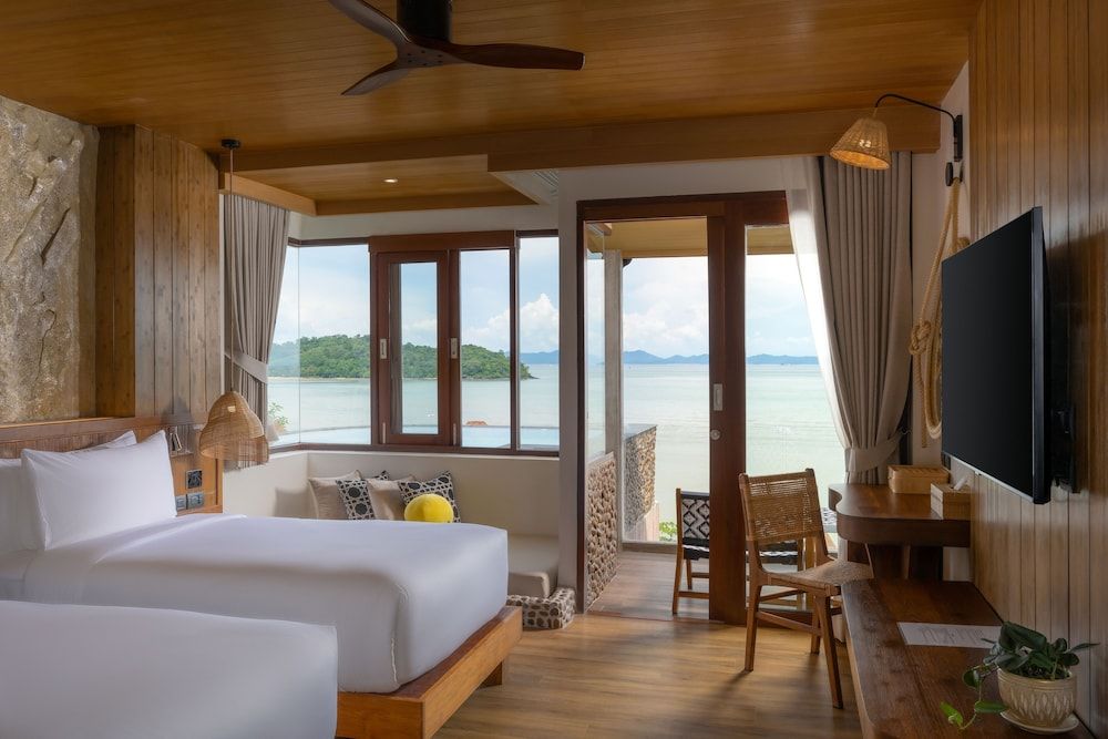 Sinae Phuket Studio Ocean View King bed 3