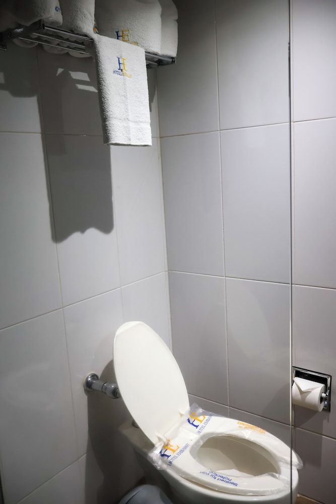 Hotel Embassy Comfort Room 12