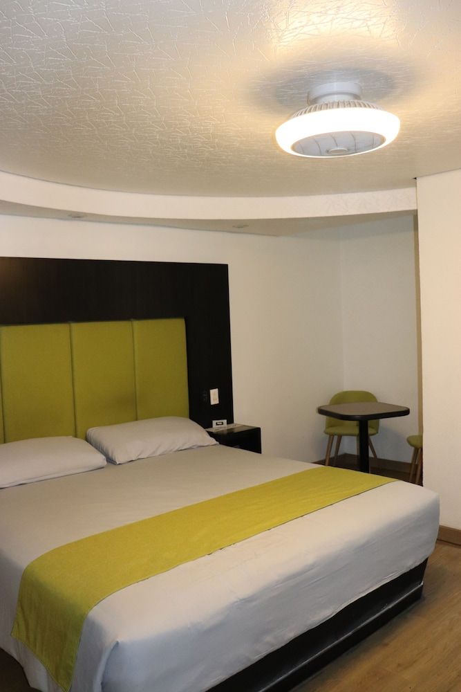 Hotel Embassy Comfort Room 9