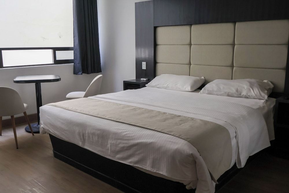 Hotel Embassy Comfort Room 4