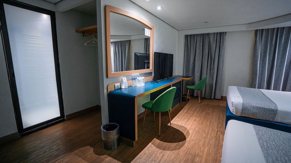 Hotel Embassy Double Room, 2 Queen Beds 12