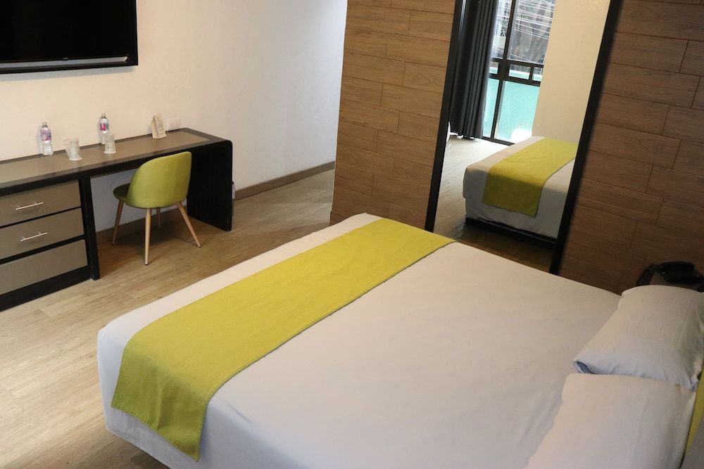 Hotel Embassy Comfort Room 11