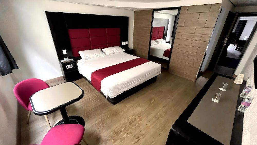 Hotel Embassy Comfort Room 3