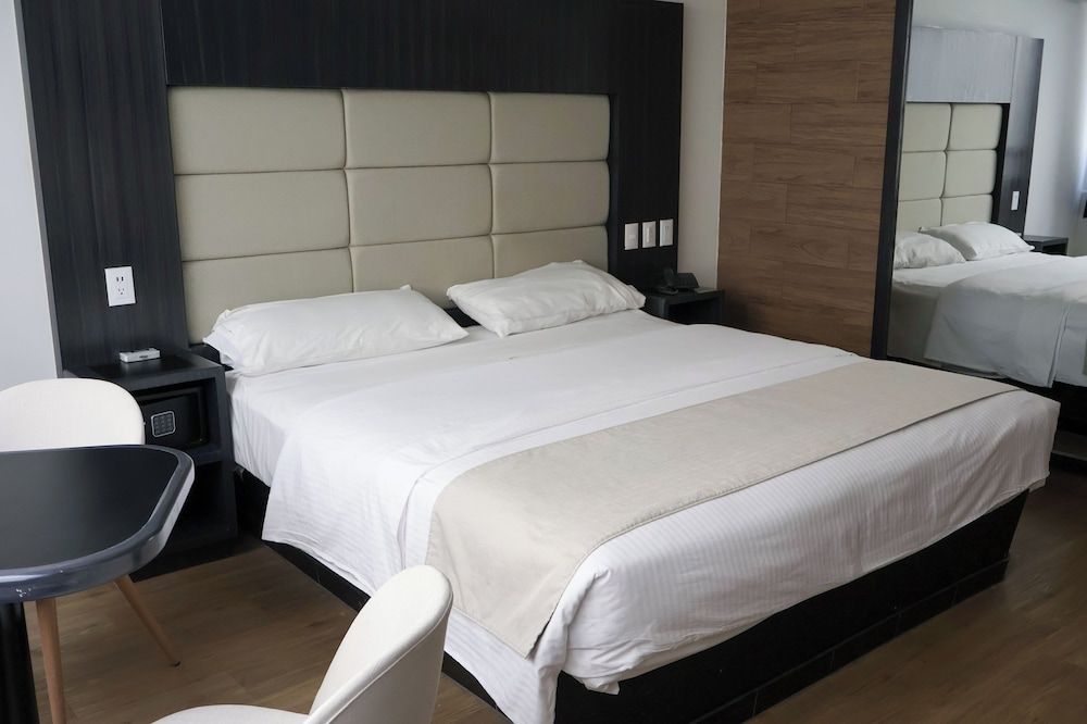 Hotel Embassy Comfort Room 6