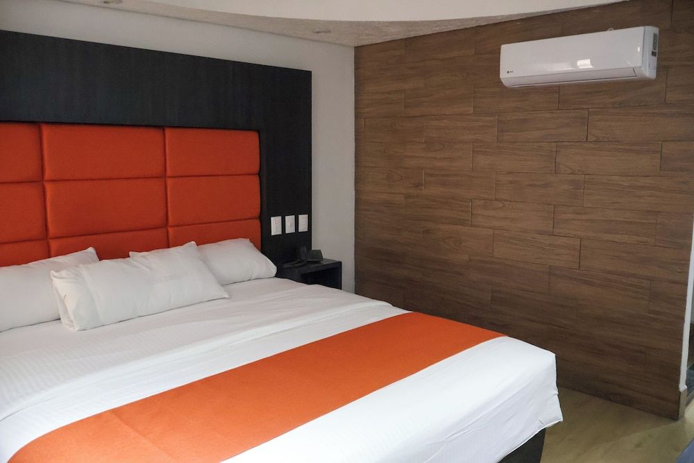 Hotel Embassy Comfort Room 10