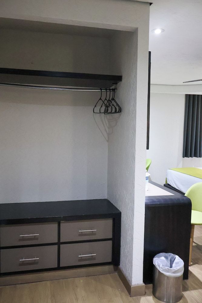 Hotel Embassy Comfort Room 17