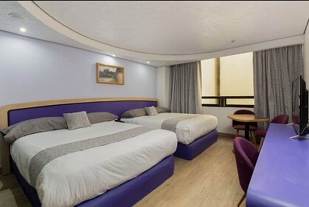 Hotel Embassy Double Room, 2 Queen Beds 2