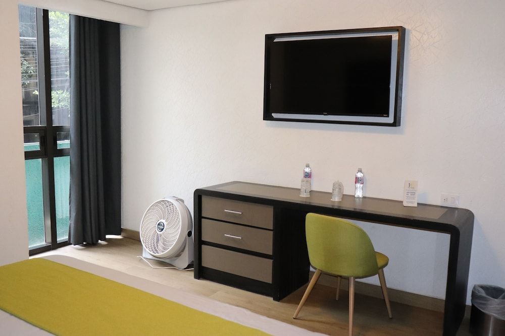 Hotel Embassy Comfort Room 20