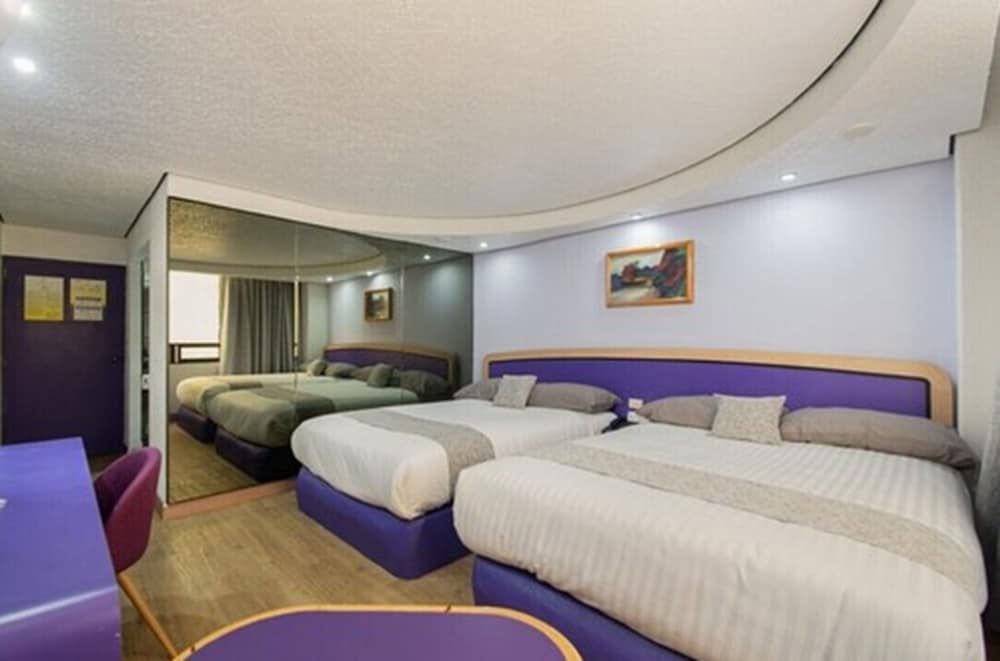 Hotel Embassy Double Room, 2 Queen Beds 3