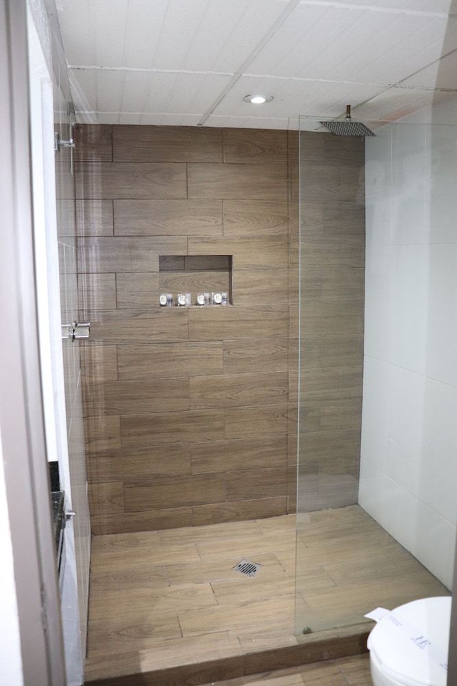 Hotel Embassy Comfort Room 16