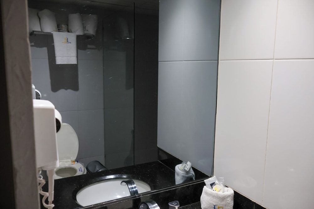 Hotel Embassy Comfort Room 13