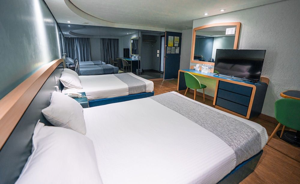 Hotel Embassy Double Room, 2 Queen Beds 6